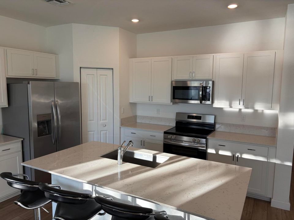 合同活跃: $3,500 (3 贝兹, 2 浴室, 1695 平方英尺)