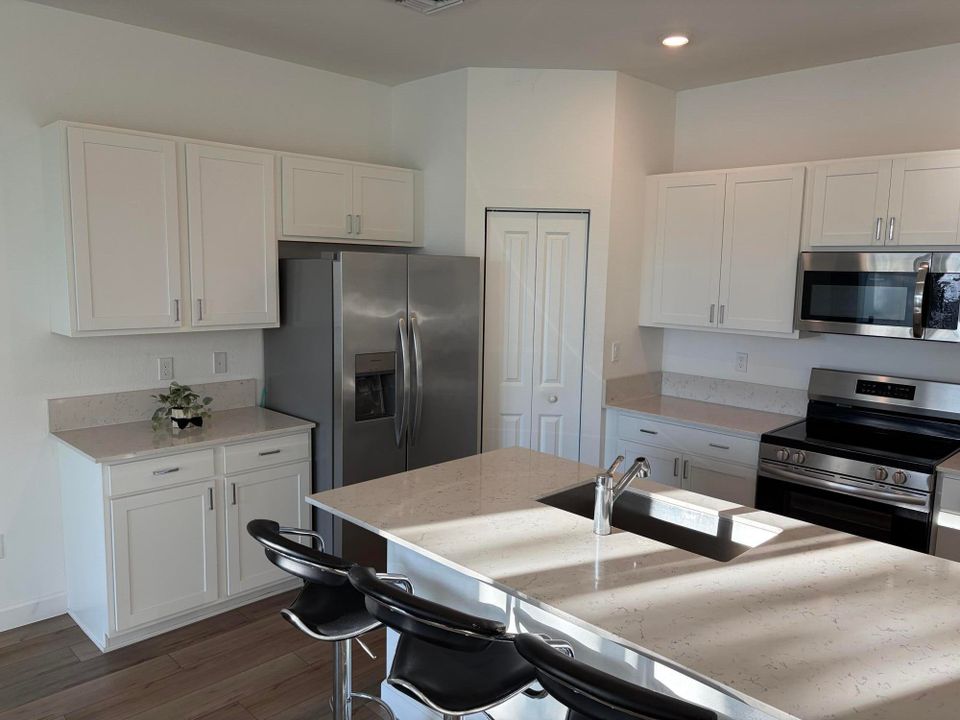 合同活跃: $3,500 (3 贝兹, 2 浴室, 1695 平方英尺)