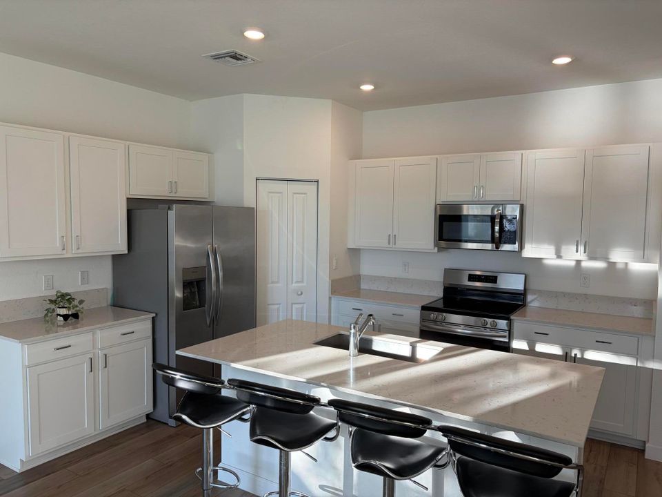 合同活跃: $3,500 (3 贝兹, 2 浴室, 1695 平方英尺)