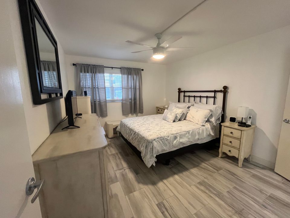 Active With Contract: $139,900 (2 beds, 2 baths, 883 Square Feet)