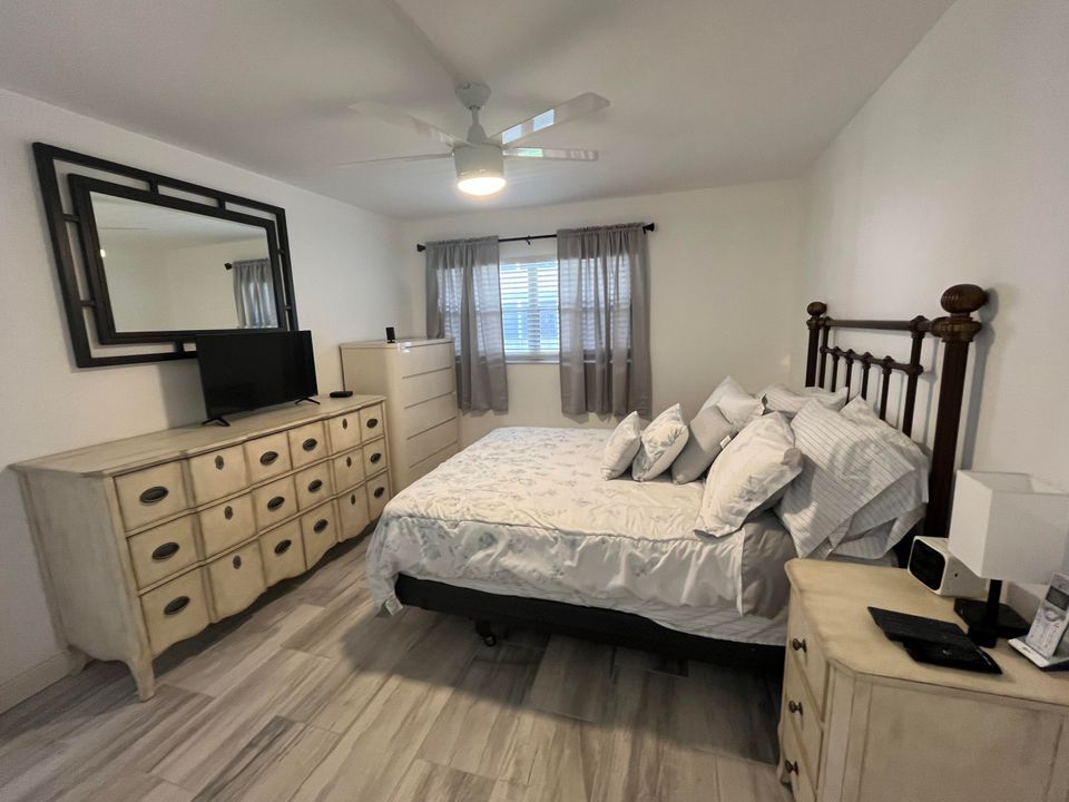 Active With Contract: $139,900 (2 beds, 2 baths, 883 Square Feet)