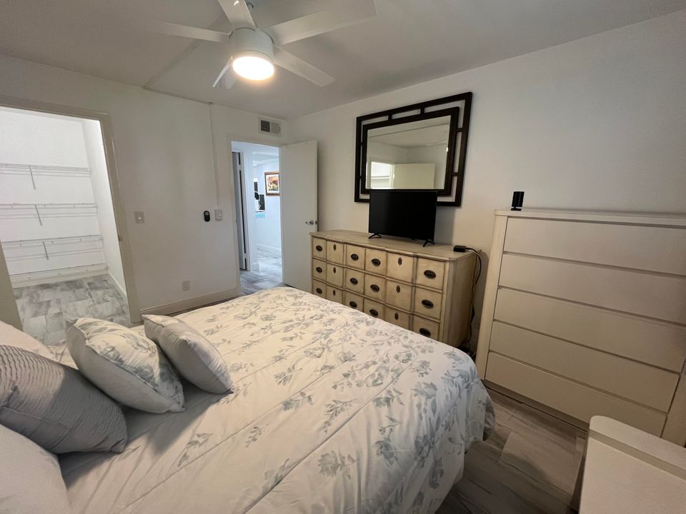 Active With Contract: $139,900 (2 beds, 2 baths, 883 Square Feet)