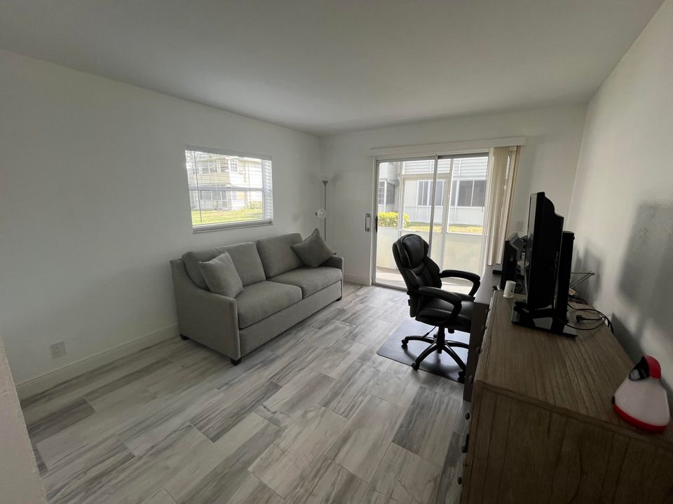 Active With Contract: $139,900 (2 beds, 2 baths, 883 Square Feet)