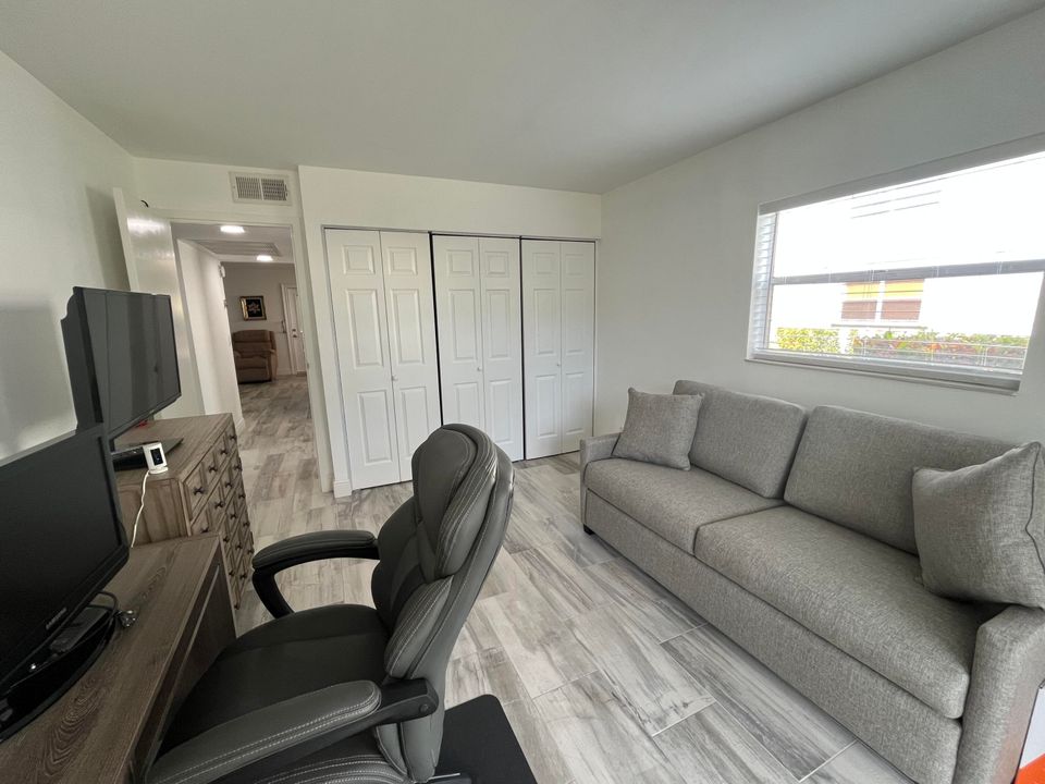 Active With Contract: $139,900 (2 beds, 2 baths, 883 Square Feet)