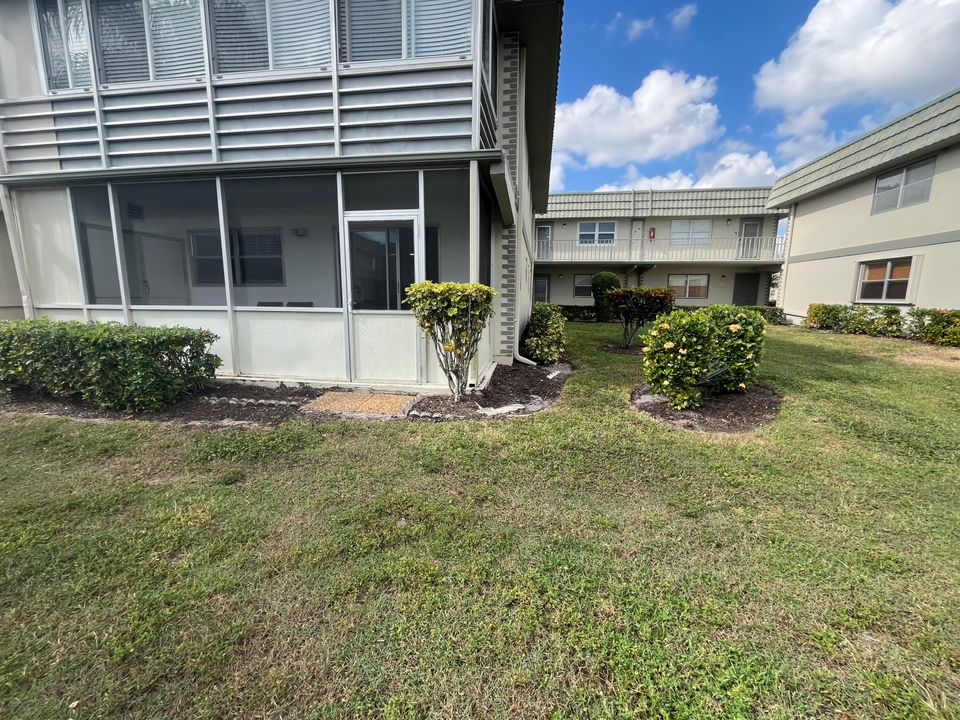 Active With Contract: $139,900 (2 beds, 2 baths, 883 Square Feet)