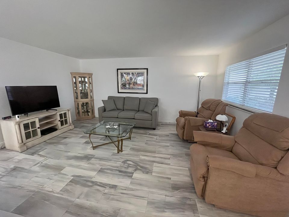 Active With Contract: $139,900 (2 beds, 2 baths, 883 Square Feet)