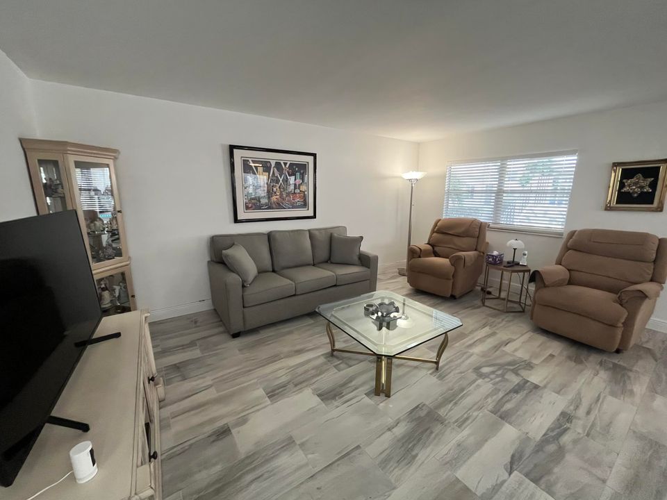 Active With Contract: $139,900 (2 beds, 2 baths, 883 Square Feet)