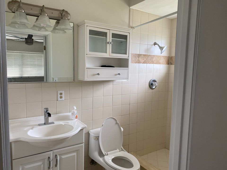 待售: $1,100,000 (4 贝兹, 2 浴室, 1612 平方英尺)