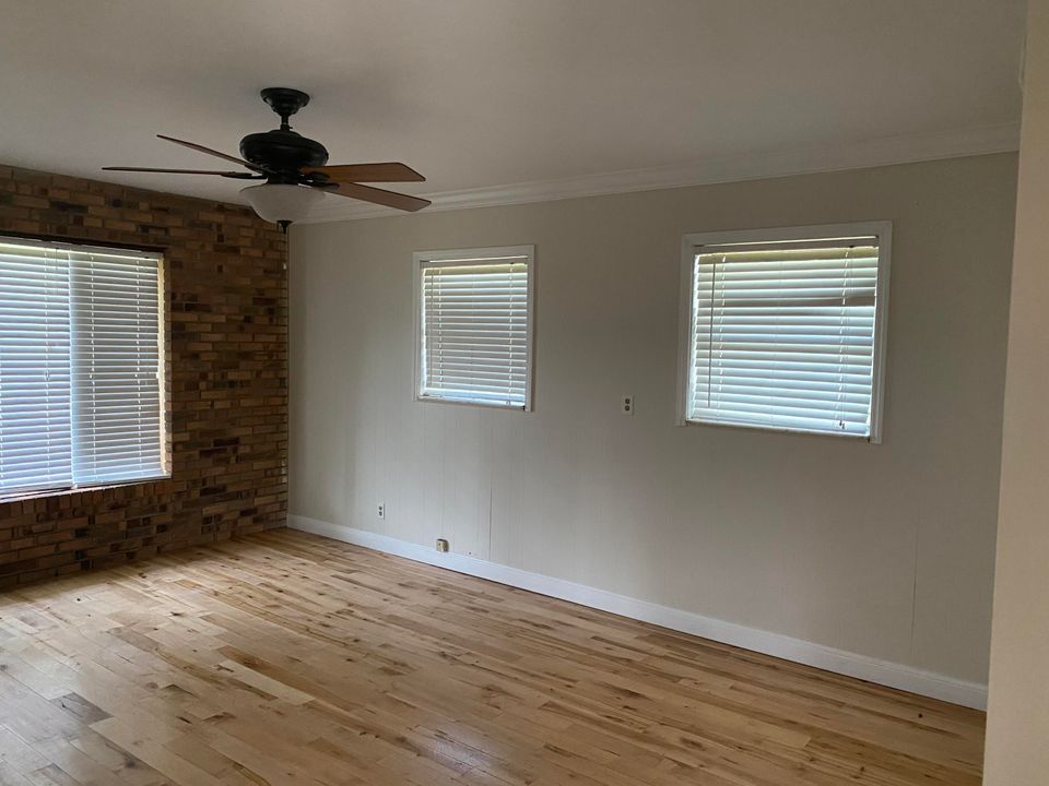 待售: $1,100,000 (4 贝兹, 2 浴室, 1612 平方英尺)