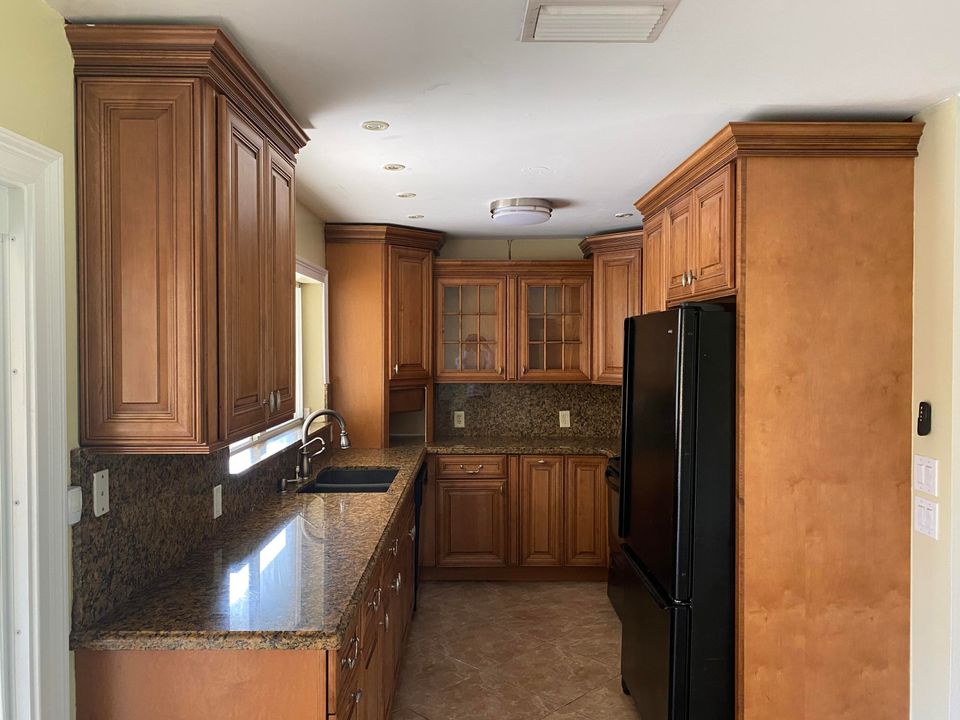 待售: $1,100,000 (4 贝兹, 2 浴室, 1612 平方英尺)