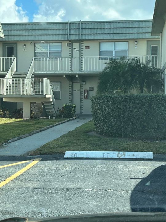 Active With Contract: $139,900 (2 beds, 2 baths, 883 Square Feet)