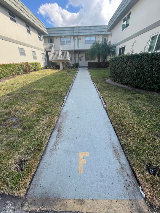 Active With Contract: $139,900 (2 beds, 2 baths, 883 Square Feet)