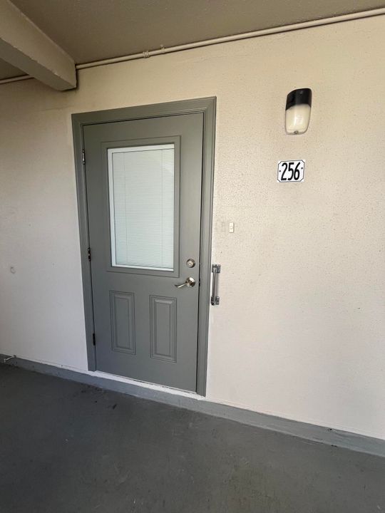 Active With Contract: $139,900 (2 beds, 2 baths, 883 Square Feet)