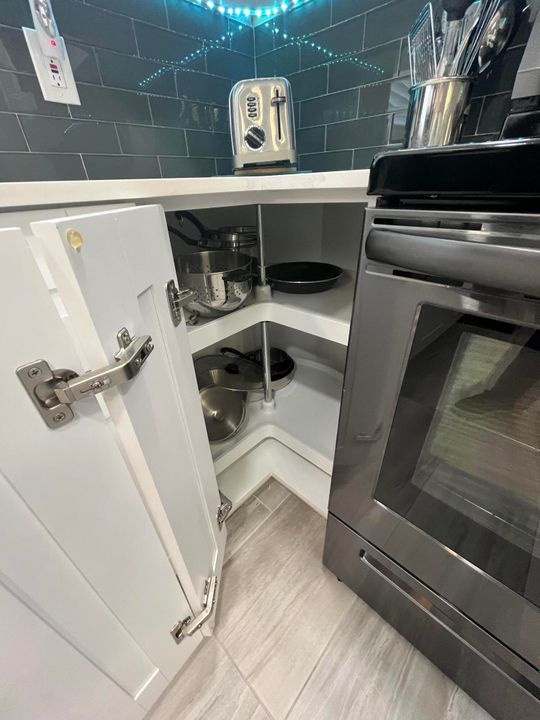 Active With Contract: $139,900 (2 beds, 2 baths, 883 Square Feet)