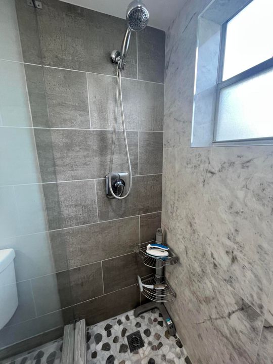 Active With Contract: $139,900 (2 beds, 2 baths, 883 Square Feet)