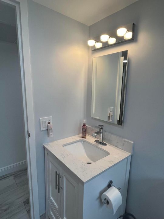 Active With Contract: $139,900 (2 beds, 2 baths, 883 Square Feet)