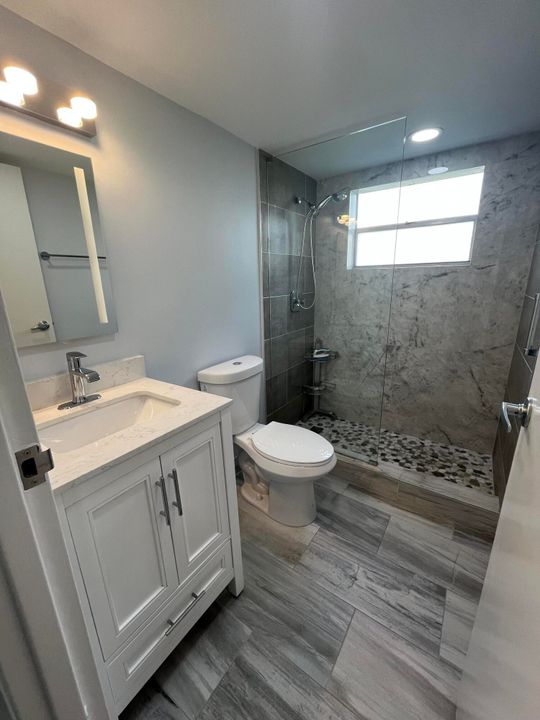 Active With Contract: $139,900 (2 beds, 2 baths, 883 Square Feet)