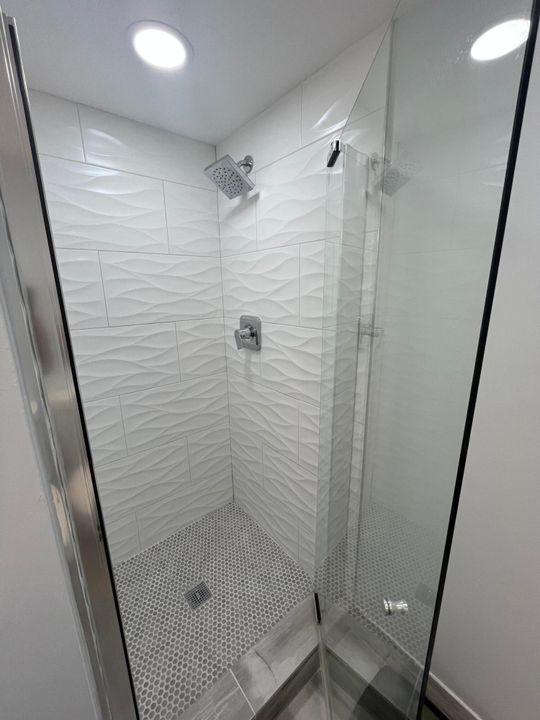 Active With Contract: $139,900 (2 beds, 2 baths, 883 Square Feet)