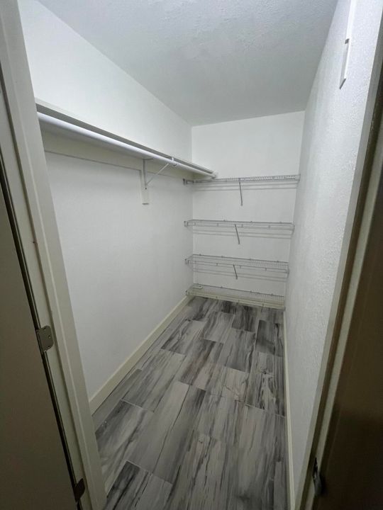 Active With Contract: $139,900 (2 beds, 2 baths, 883 Square Feet)