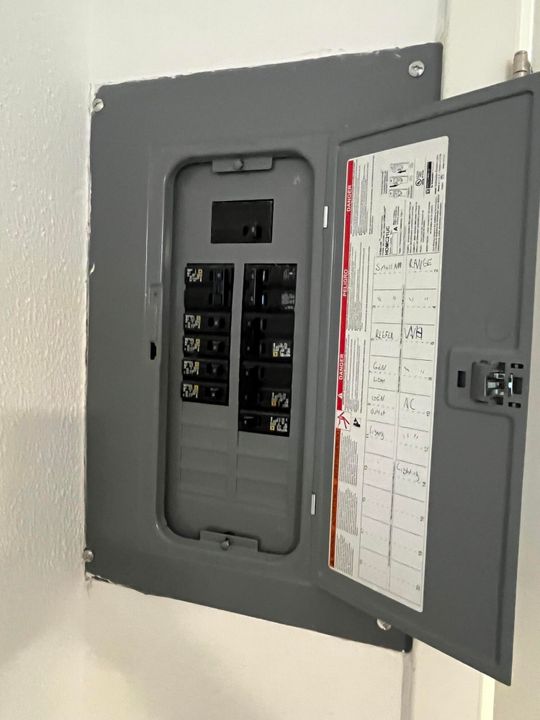 Active With Contract: $139,900 (2 beds, 2 baths, 883 Square Feet)