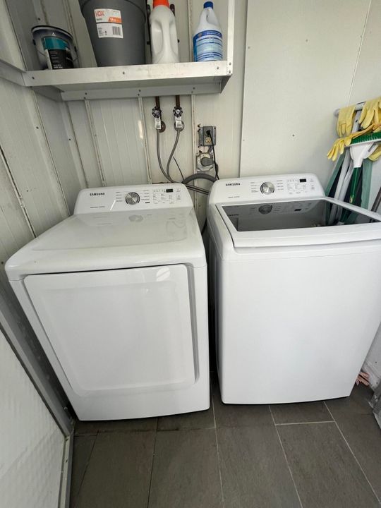 Active With Contract: $139,900 (2 beds, 2 baths, 883 Square Feet)