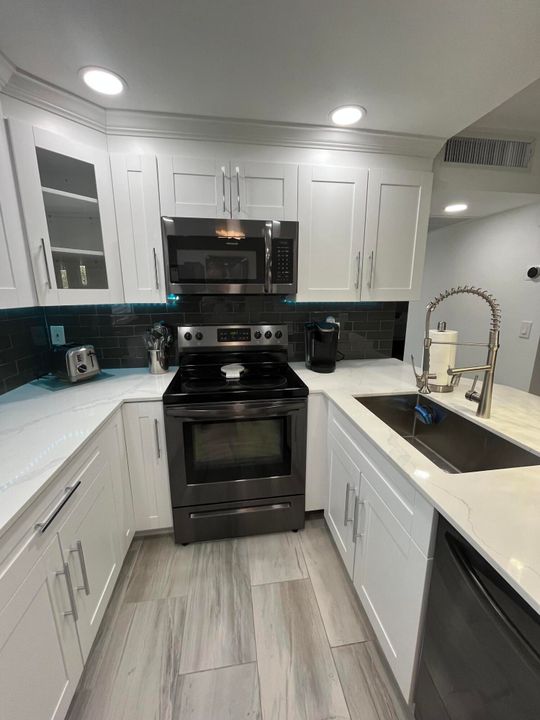 Active With Contract: $139,900 (2 beds, 2 baths, 883 Square Feet)