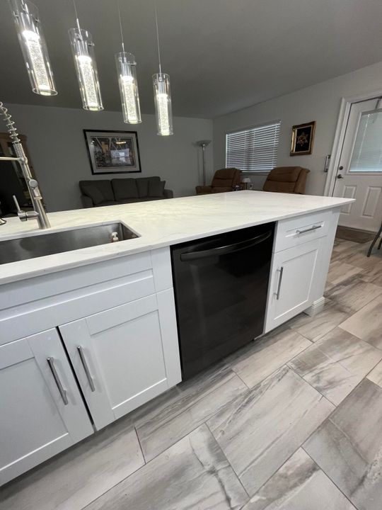 Active With Contract: $139,900 (2 beds, 2 baths, 883 Square Feet)