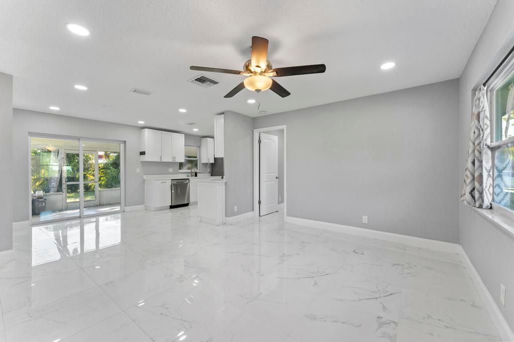 For Rent: $3,000 (3 beds, 2 baths, 1152 Square Feet)