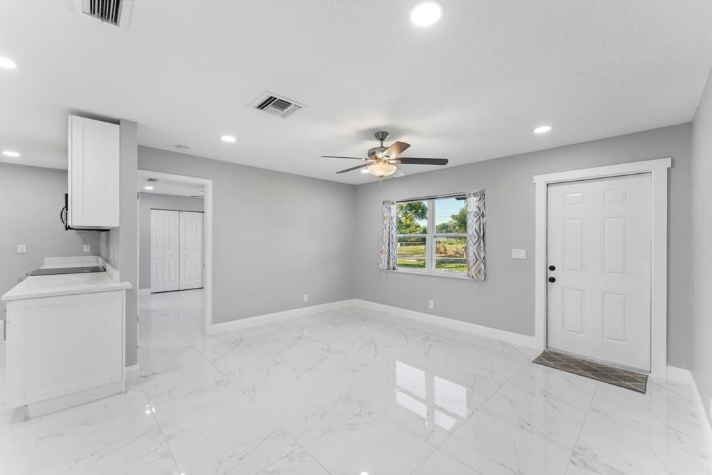 For Rent: $3,000 (3 beds, 2 baths, 1152 Square Feet)