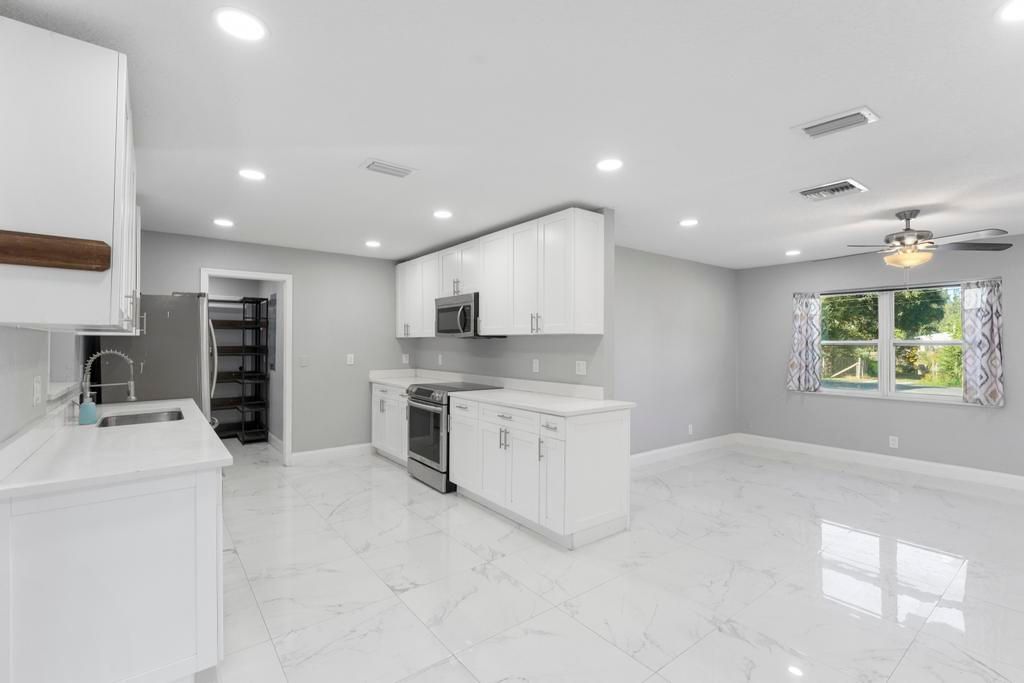 For Rent: $3,000 (3 beds, 2 baths, 1152 Square Feet)