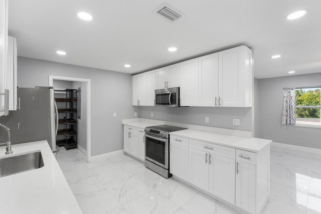 For Rent: $3,000 (3 beds, 2 baths, 1152 Square Feet)