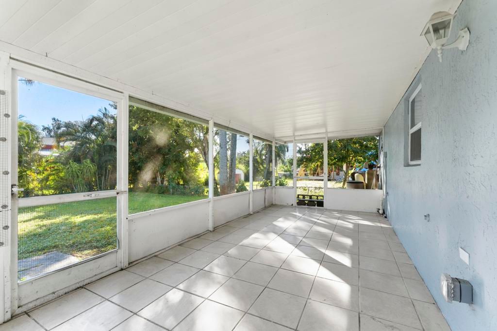 For Rent: $3,000 (3 beds, 2 baths, 1152 Square Feet)