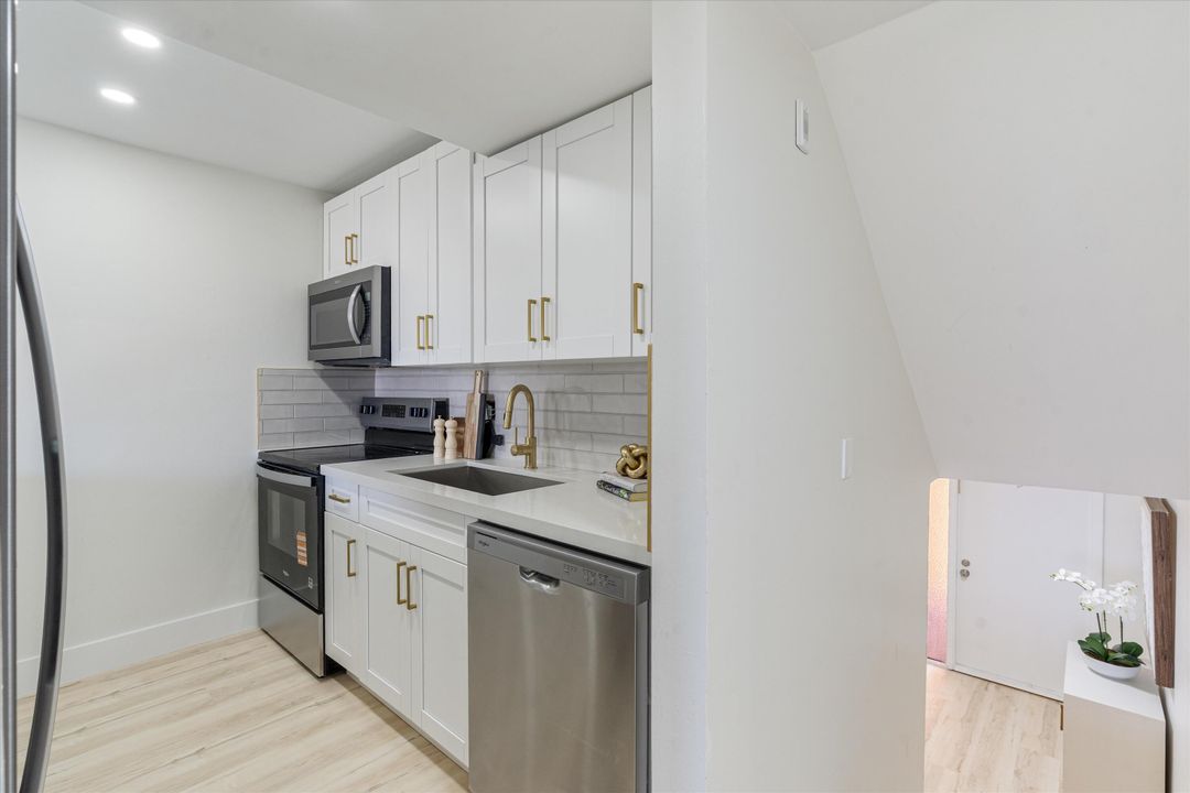 For Sale: $385,000 (2 beds, 2 baths, 1175 Square Feet)