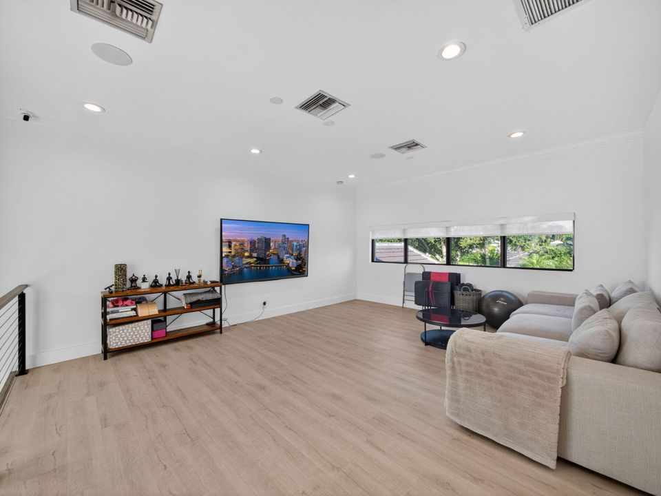 For Sale: $2,500,000 (5 beds, 4 baths, 3266 Square Feet)