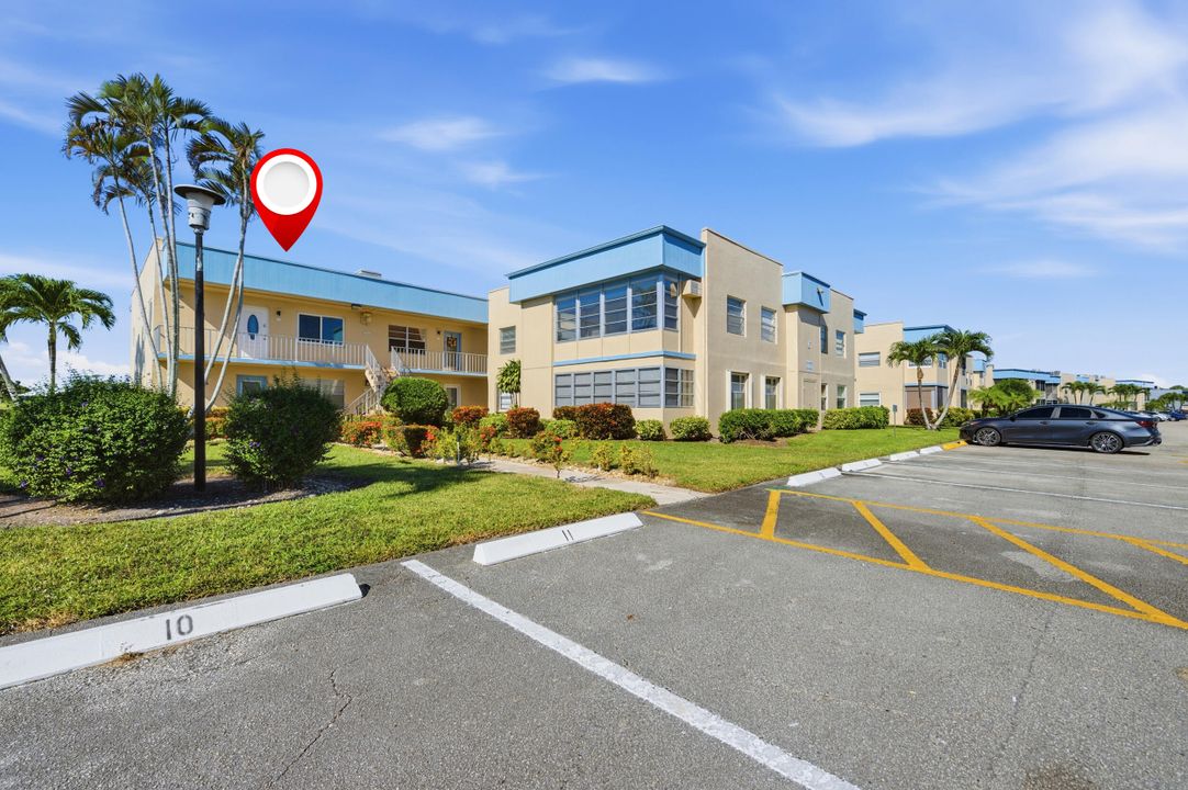 For Sale: $175,000 (2 beds, 2 baths, 902 Square Feet)