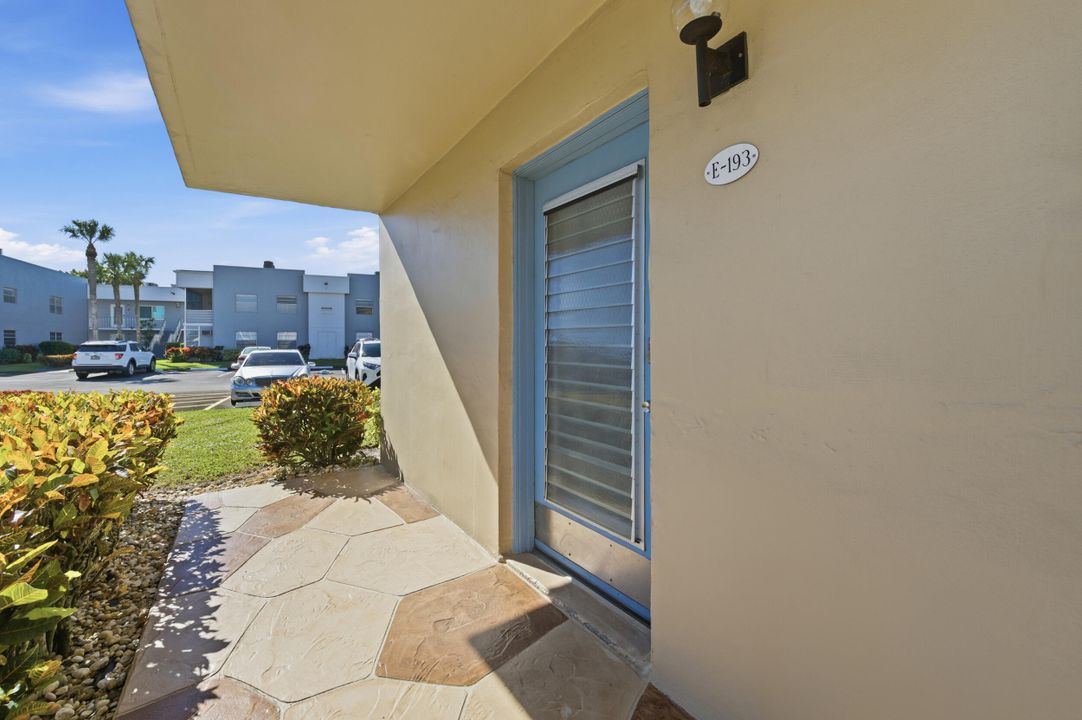 For Sale: $175,000 (2 beds, 2 baths, 902 Square Feet)