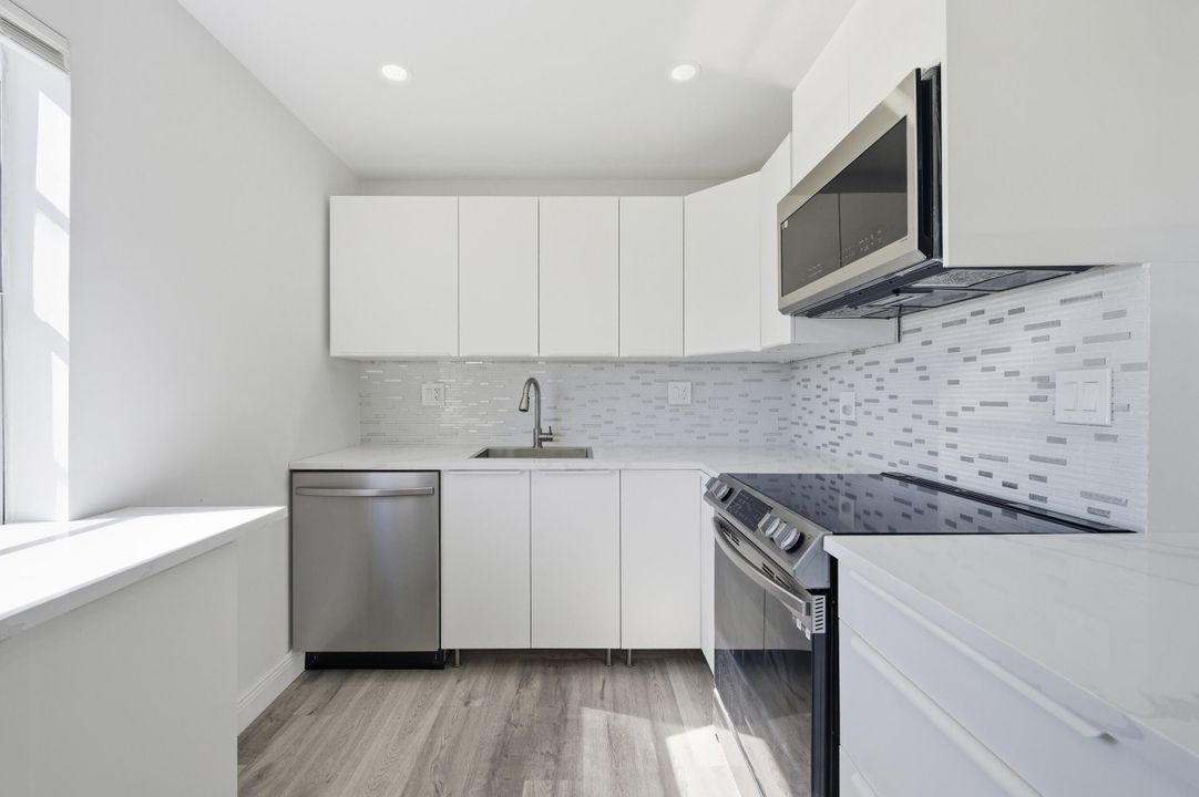 For Sale: $175,000 (2 beds, 2 baths, 902 Square Feet)