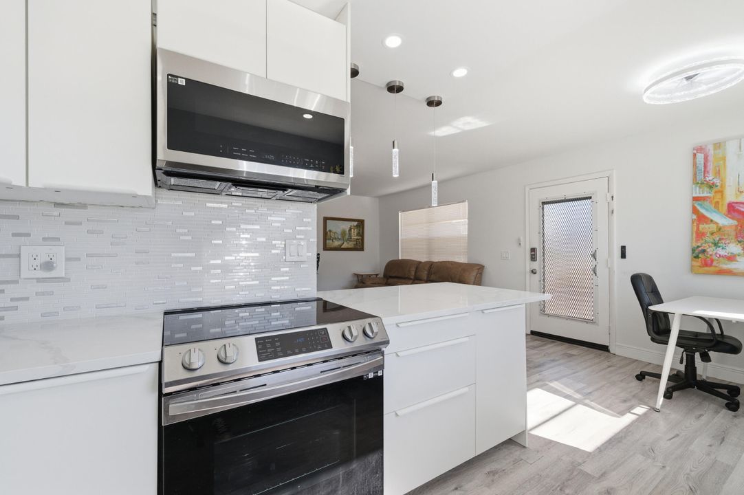 For Sale: $175,000 (2 beds, 2 baths, 902 Square Feet)