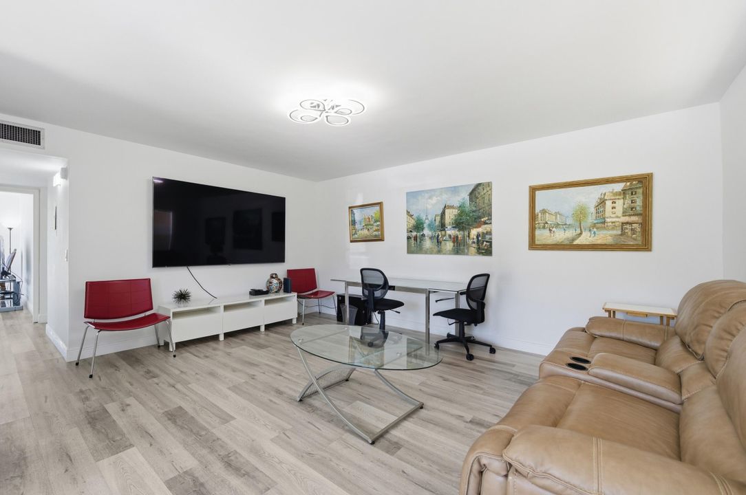 For Sale: $175,000 (2 beds, 2 baths, 902 Square Feet)