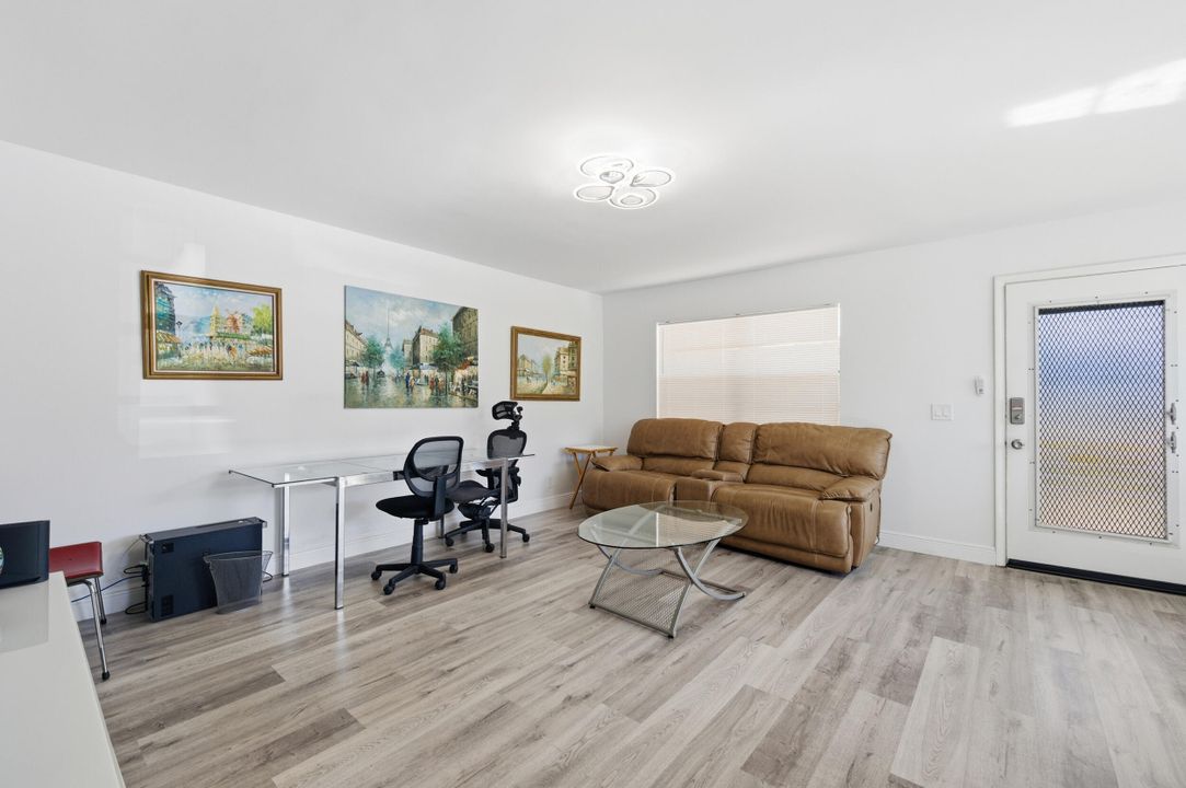 For Sale: $175,000 (2 beds, 2 baths, 902 Square Feet)