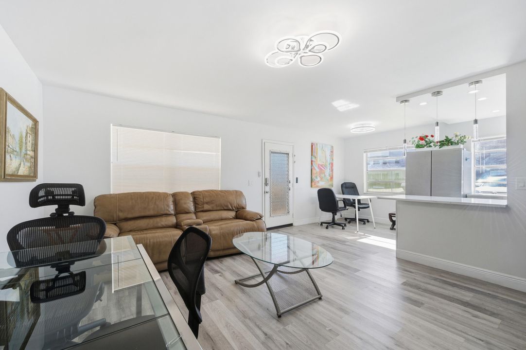 For Sale: $175,000 (2 beds, 2 baths, 902 Square Feet)