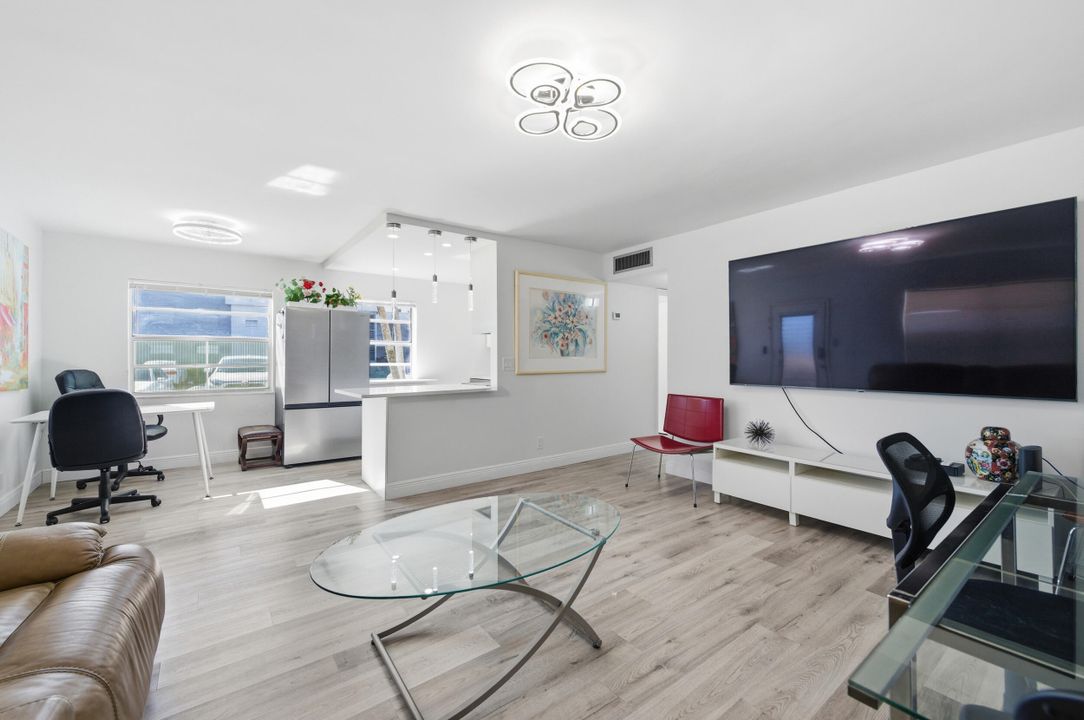 For Sale: $175,000 (2 beds, 2 baths, 902 Square Feet)