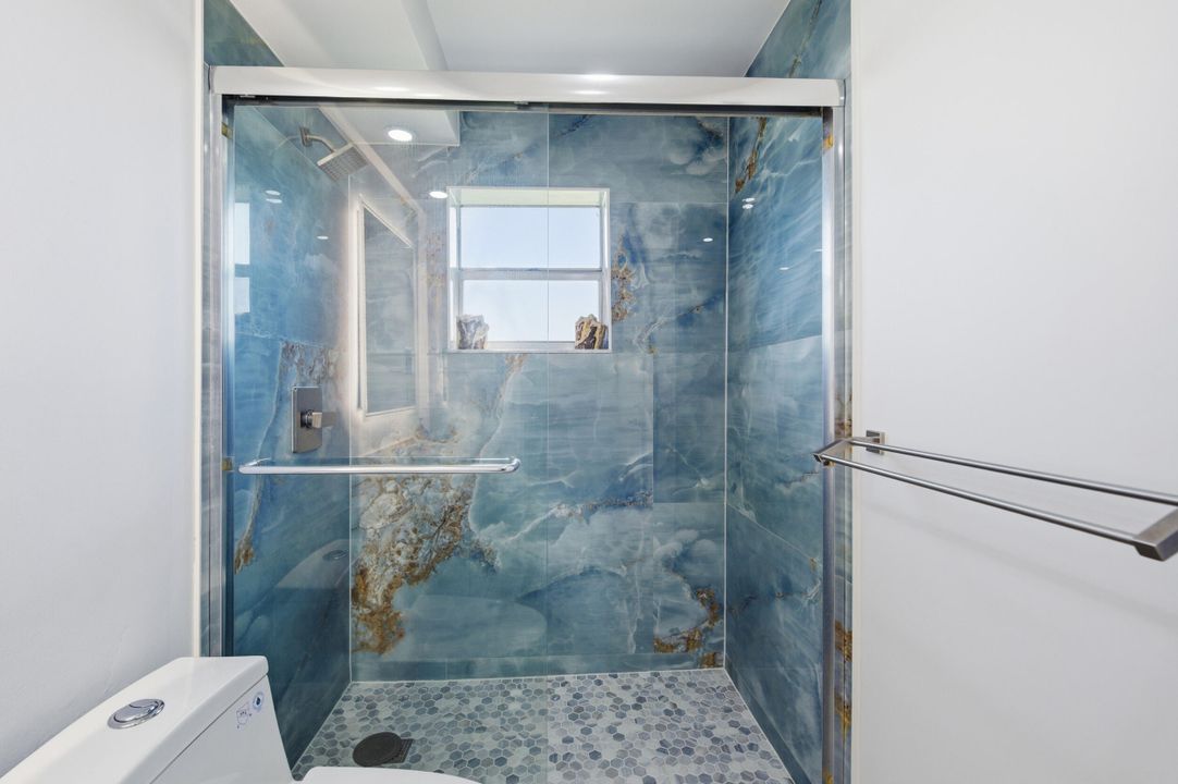 For Sale: $175,000 (2 beds, 2 baths, 902 Square Feet)