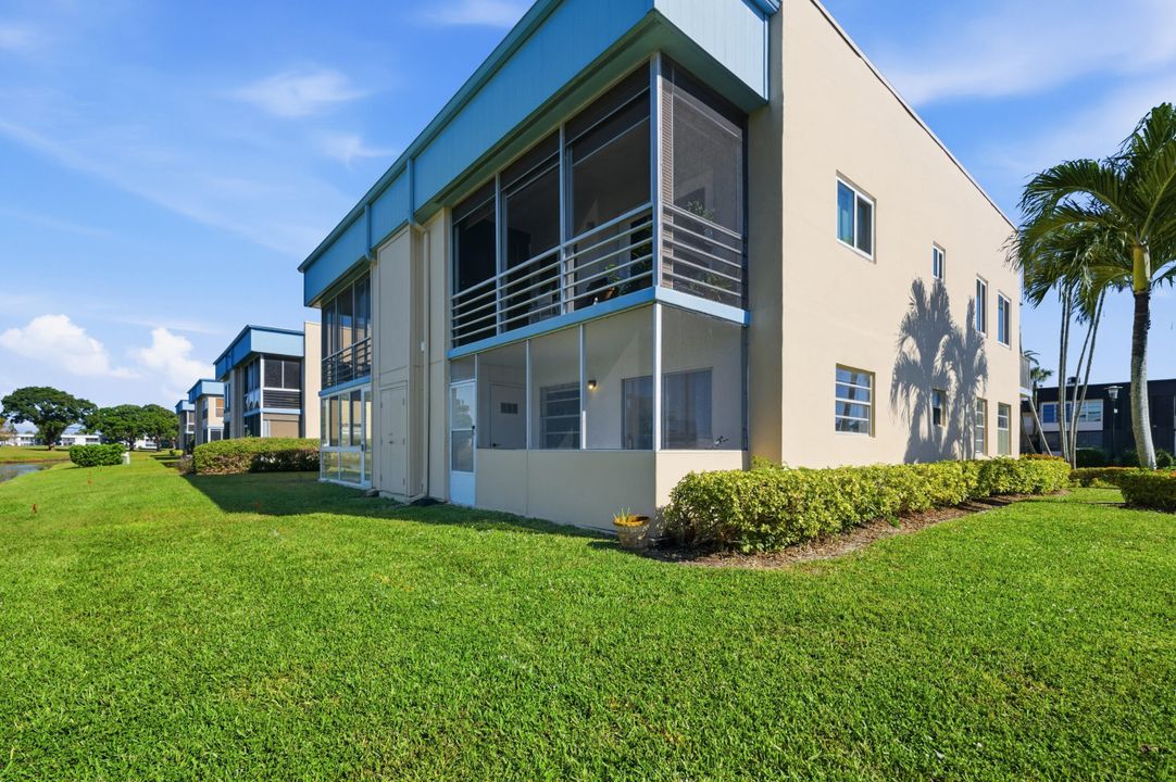 For Sale: $175,000 (2 beds, 2 baths, 902 Square Feet)