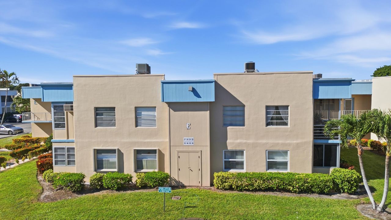 For Sale: $175,000 (2 beds, 2 baths, 902 Square Feet)