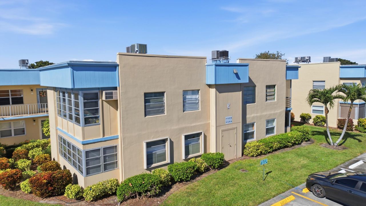 For Sale: $175,000 (2 beds, 2 baths, 902 Square Feet)