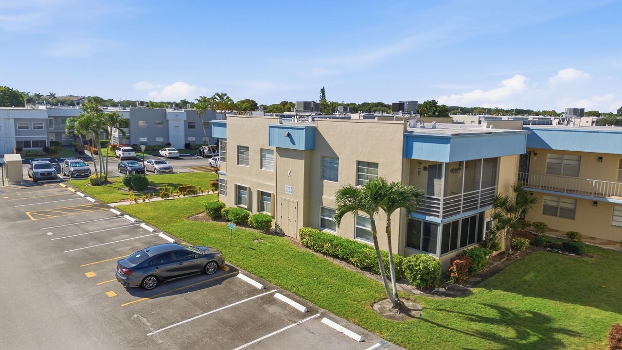 For Sale: $175,000 (2 beds, 2 baths, 902 Square Feet)