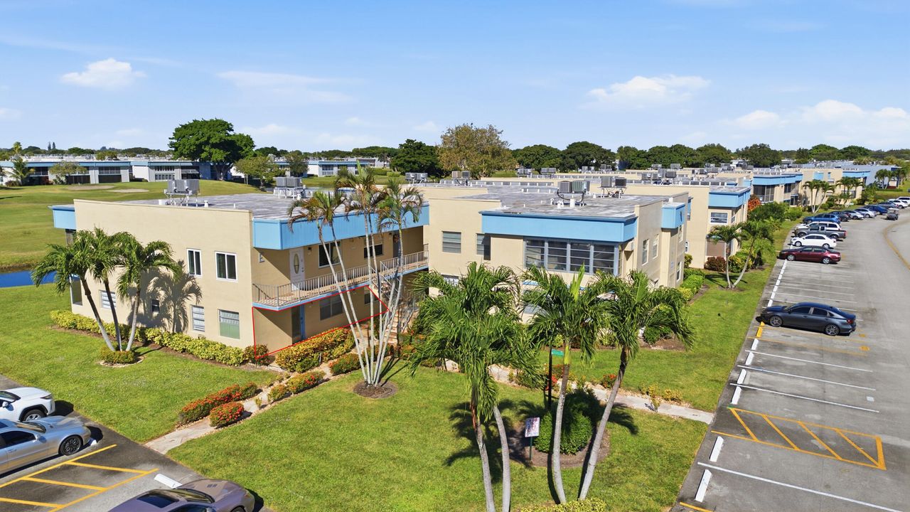 For Sale: $175,000 (2 beds, 2 baths, 902 Square Feet)