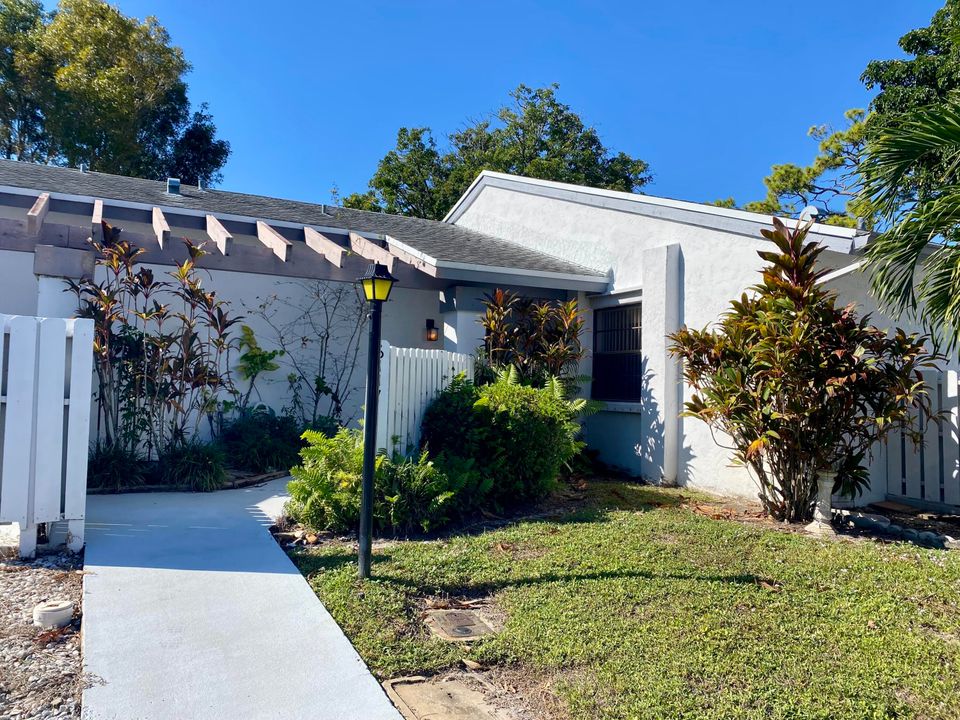 Под контрактом: $115,000 (1 спален, 1 ванн, 854 Квадратных фут)