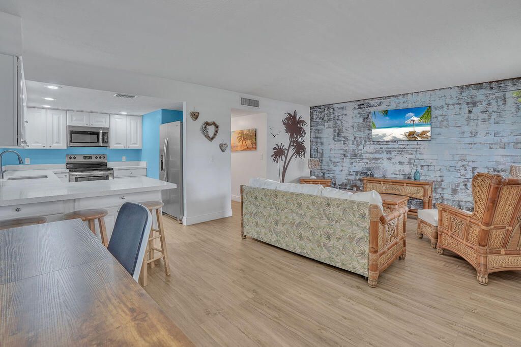 For Sale: $235,000 (1 beds, 1 baths, 680 Square Feet)